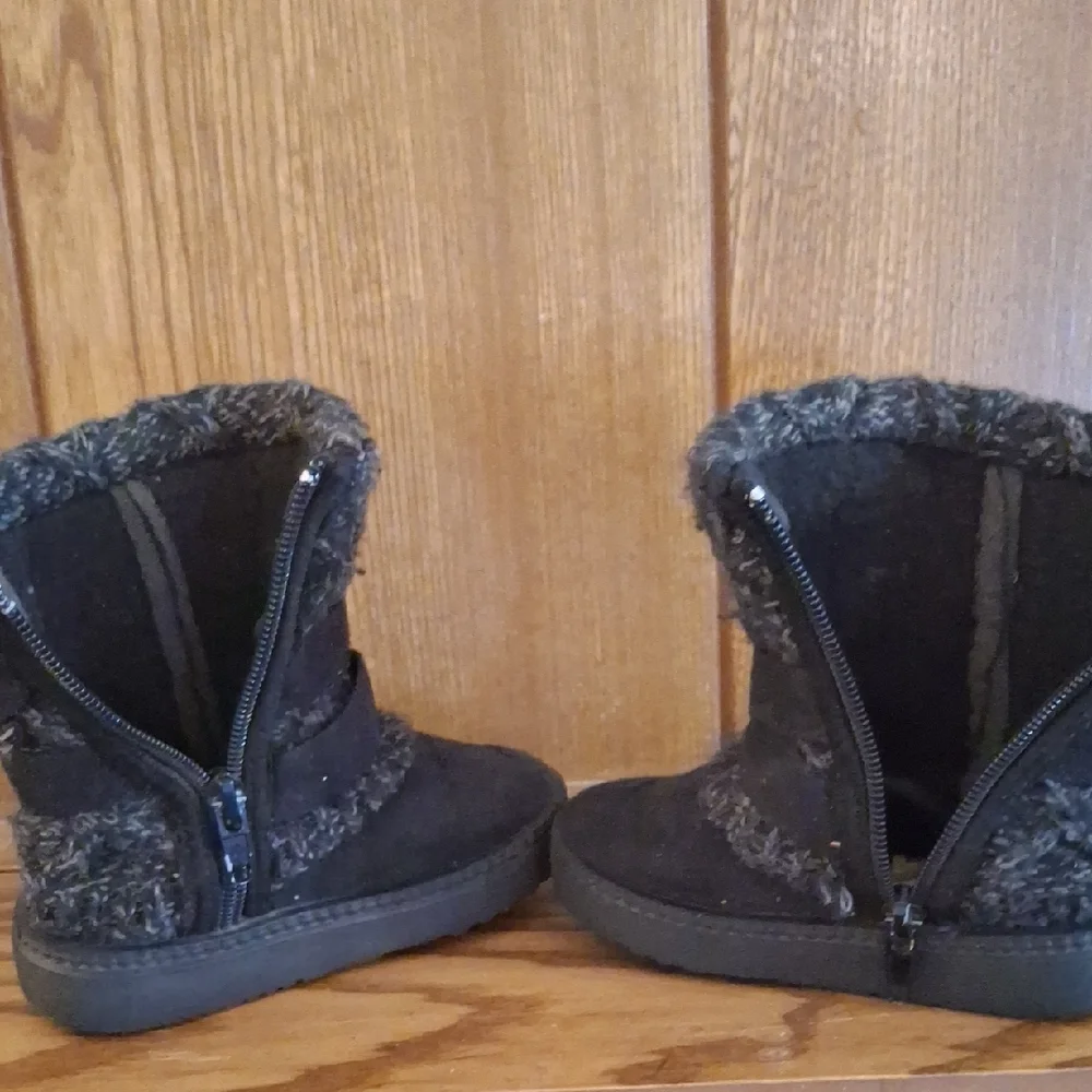 Cozy Black and Gray Fur-Lined Boots